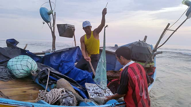 Bà con ngư dân ở xã Hải Ninh yên tâm bám biển.