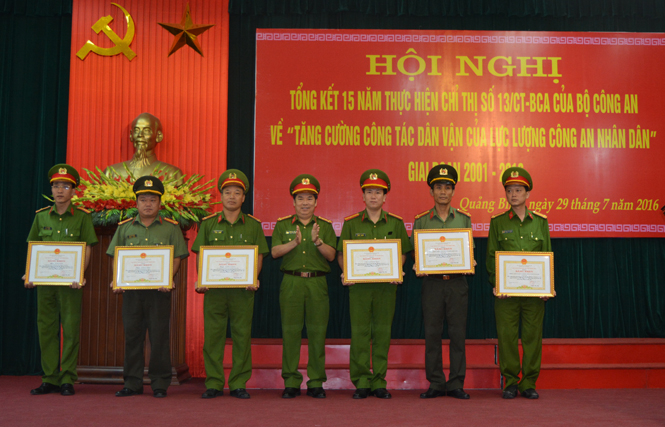 Đại tá Trần Minh Thùy, Phó Giám đốc Công an tỉnh trao bằng khen của Chủ tịch UBND tỉnh cho các tập thể, cá nhân có thành tích thực hiện công tác dân vận trong lực lượng Công an nhân dân trên địa bàn tỉnh, giai đoạn 2001-2016