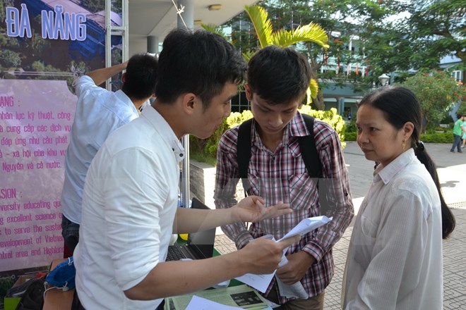 Các chuyên gia tư vấn tuyển sinh đại học, cao đẳng cho thí sinh. (Ảnh: Đinh Văn Nhiều/TTXVN)