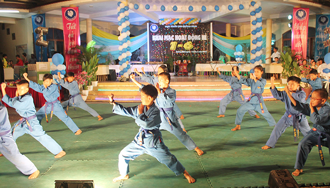 Các em thiếu nhi biểu diễn Vovinam tại lễ khai mạc hoạt động hè năm 2016.