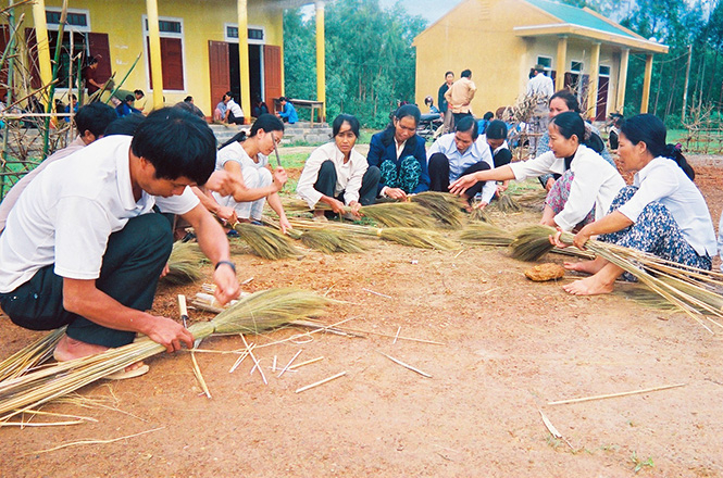 Một buổi dạy nghề làm chổi đót của Hội Nông dân tỉnh.