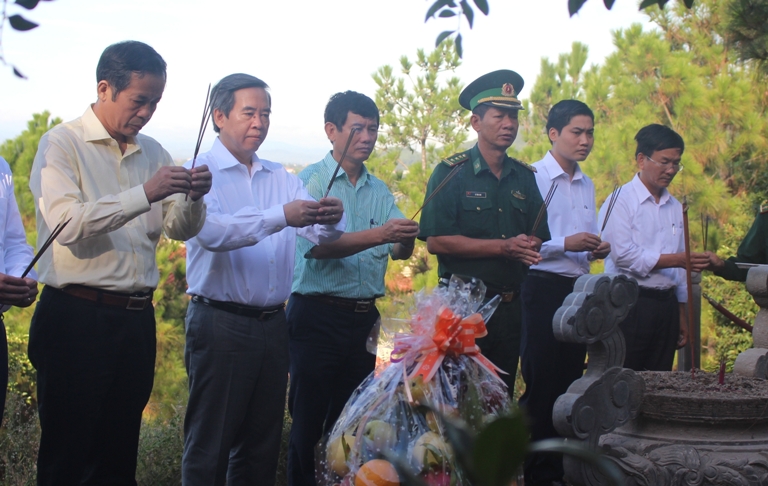 Đồng chí Nguyễn Văn Bình và Đoàn công tác dâng hương lên phần mộ Đại tướng Võ Nguyên Giáp.