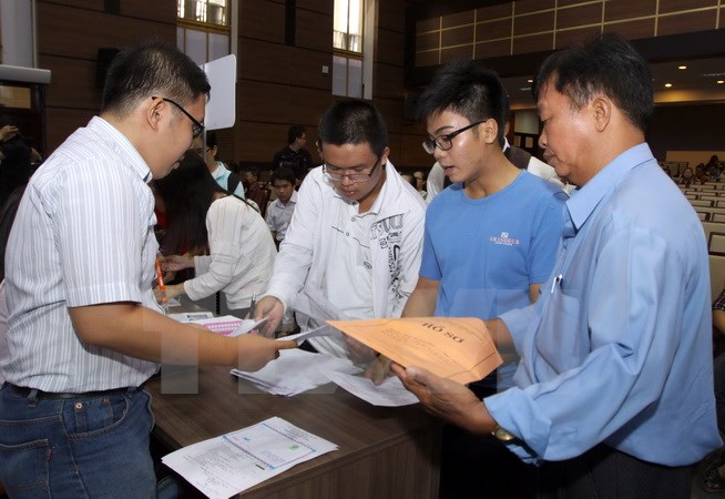 Thí sinh nộp hồ sơ đăng ký xét tuyển vào Đại học Kinh tế Thành phố Hồ Chí Minh. (Ảnh: Phương Vy/TTXVN)