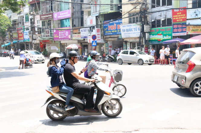 Vừa lái xe tham gia giao thông vừa chăm chú vào màn hình điện thoại để chơi dù đã có nhiều cảnh báo về nguy cơ tai nạn giao thông - Ảnh: Hoài Nam