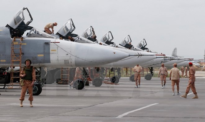 Nhân viên kỹ thuật bảo trì máy bay Su-24 của Nga tại căn cứ không quân Hmeimym ở Latakia, Syria ngày 4/5. (Nguồn: EPA/TTXVN)