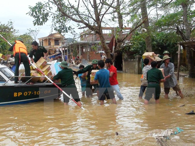 Bộ đội chuyển hàng cứu trợ giúp đỡ người dân. (Ảnh: Đức Thọ/TTXVN)