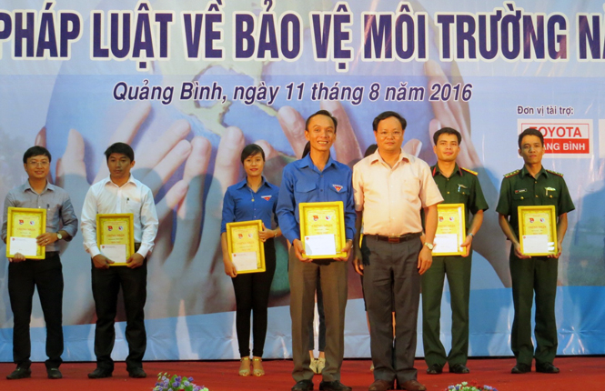 Đồng chí Lê Minh Ngân, TUV, Phó Chủ tịch UBND tỉnh trao giải nhất cho đội thi đến từ Thị đoàn Ba Đồn