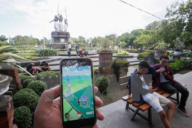  Một nhóm chơi Pokemon Go trên đường phố. (Nguồn: EPA/TTXVN)