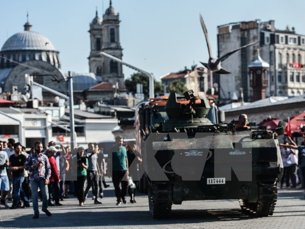 Xe tăng của quân đội Thổ Nhĩ Kỳ bỏ lại trên các đường phố ở Istanbul sau vụ đảo chính. (Nguồn: AFP/TTXVN)