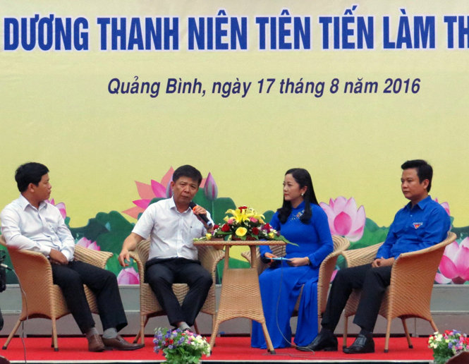 Các đại biểu giải đáp những thắc mắc, tâm tư, nguyện vọng của thanh niên tại diễn đàn 