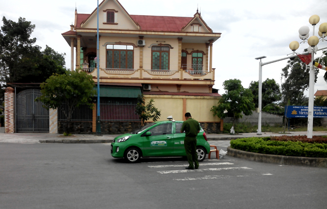 Chiếc xe taxi đã được bỏ lại tại một tuyến đường ở TP. Đồng Hới, cách hiện trường vụ trộm hơn 50 km.