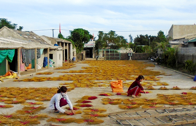 Nghề sản xuất hương tạo việc làm cho nhiều lao động tại Làng nghề Cảnh Dương. Ảnh: Nguyễn Tiến Nên