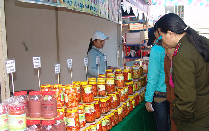 Kiểm tra vệ sinh an toàn thực phẩm ở chợ Đồng Hới.