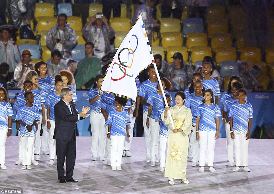   Chủ tịch Ủy ban Olympic quốc tế (IOC) Thomas Bach trao lá cờ Thế vận hội cho Thị trưởng thành phố Tokyo, bà Yuriko Koike.