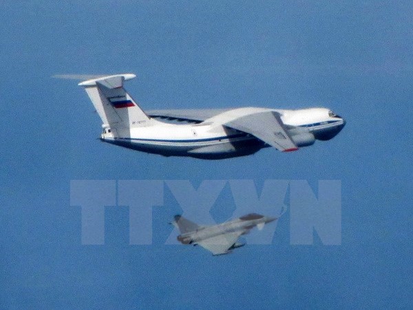 Máy bay chiến đấu Typhoon của Anh (phía dưới) bay gần máy bay IL76 Candid của Nga tại vùng trời ngoài khơi bờ biển Baltic ngày 12-5. (Nguồn: EPA/TTXVN)