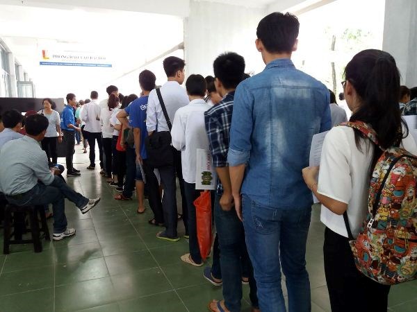 Thí sinh xếp hàng nộp hồ sơ tại Đại học Bách khoa Hà Nội. (Ảnh: Phạm Mai/Vietnam+)