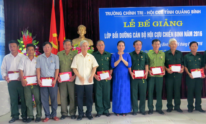 Đại diện lãnh đạo Trường Chính trị tỉnh và Hội Cựu chiến binh tỉnh trao phần thưởng cho các học viên đạt thành tích xuất sắc trong khóa bồi dưỡng.