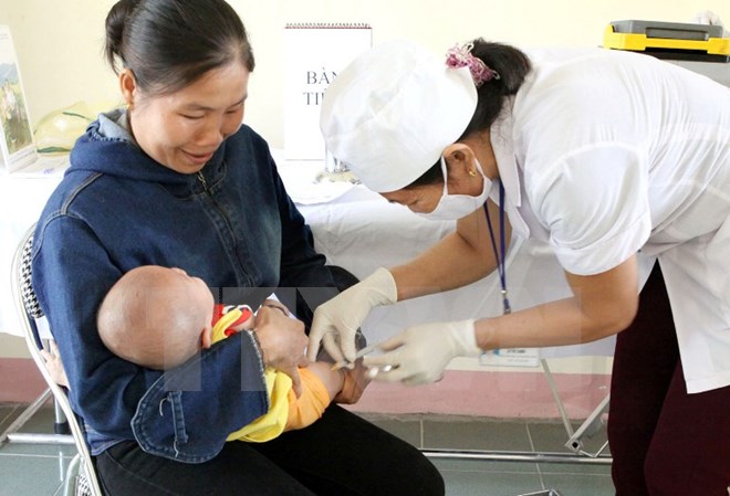 Tiêm chủng cho trẻ. (Ảnh: TTXVN/Vietnam+)