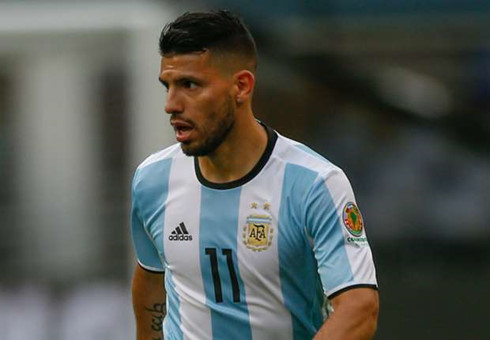 Aguero sẽ không góp mặt trong 2 trận đấu tới của Argentina. (Ảnh: Getty).