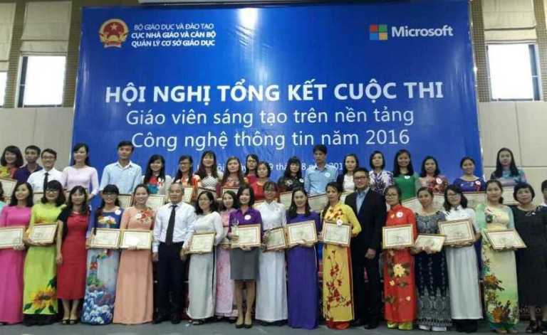   Ban Tổ chức trao giải cho các tác giả