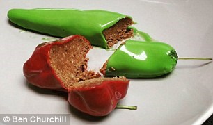 Bề ngoài thì đó là những quả ớt, nhưng thật ra bên trong là bánh sôcôla ớt. (Nguồn: Dailymail)