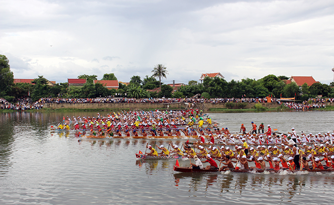 Khoảnh khắc buông phao của Lễ hội đua thuyền truyền thống trên sông Kiến Giang.