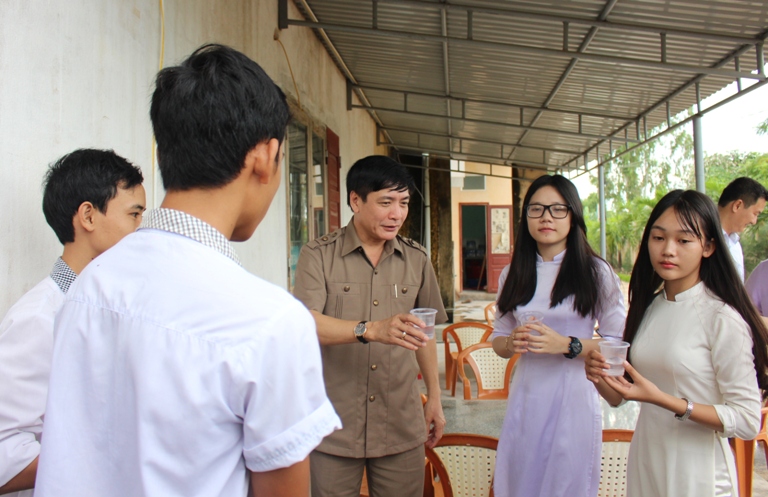 Đồng chí Bùi Văn Cường, Ủy viên Trung ương Đảng, Chủ tịch Tổng Liên đoàn Lao động Việt Nam và các em học sinh Trường THPT Quang Trung sử dụng máy lọc nước, quà tặng của chương trình 