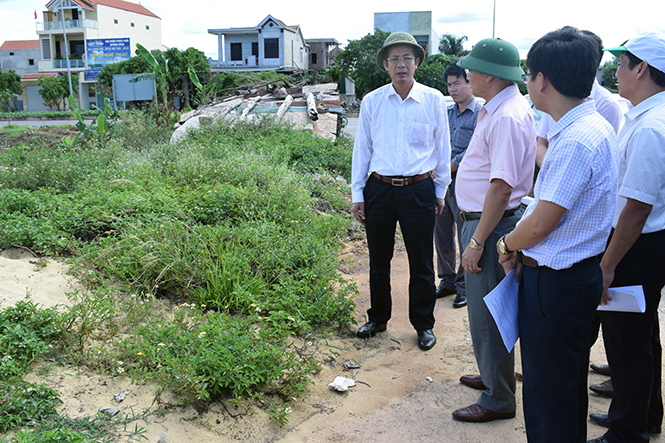 Đồng chí Trần Công Thuật, Phó Bí thư Thường trực Tỉnh uỷ, Trưởng đoàn đại biểu Quốc hội tỉnh, kiểm tra công tác thu hồi đất tại một dự án trên địa bàn thành phố Đồng Hới.