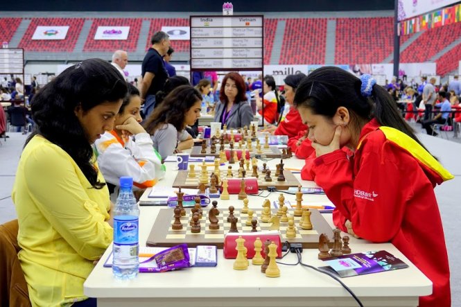 Thảo Nguyên (phải) đã cầm hòa Harika Dronavalli. Ảnh Bakuchess 