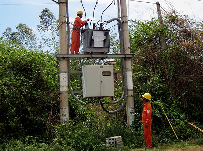 Nhân viên Điện lực Minh Hóa kiểm tra trạm biến áp, bảo đảm vận hành an toàn trong mùa mưa bão.