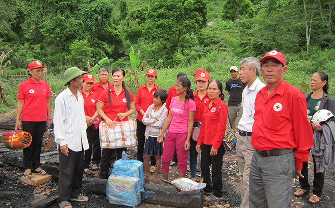 Hội Chữ thập đỏ huyện Quảng Ninh chia sẻ khó khăn với gia đình đồng bào Vân Kiều xã Trường Sơn gặp hoạn nạn do cháy nhà.