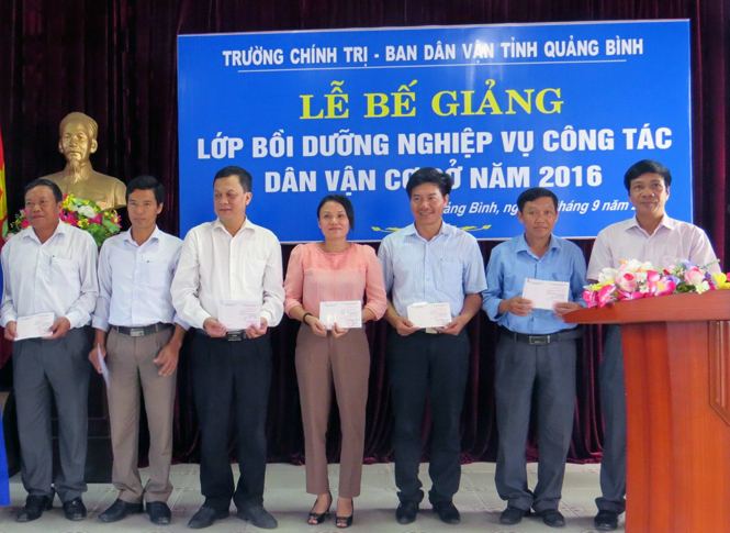 Đồng chí Nguyễn Công Huấn, Uỷ viên Ban thường vụ, Trưởng ban Dân vận Tỉnh ủy trao phần thưởng cho các học viên đạt thành tích xuất sắc trong khóa bồi dưỡng.