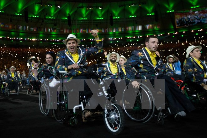 Đoàn vận động viên Brazil tham gia diễu hành tại lễ khai mạc Paralympic 2016. (Nguồn: AFP/TTXVN)