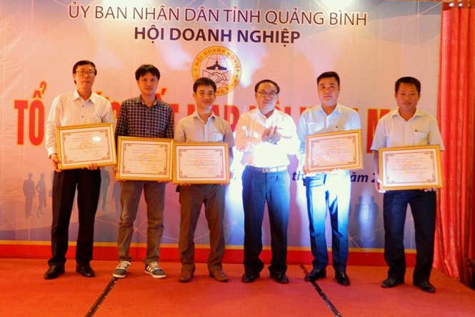 Đại diện lãnh đạo Hội Doanh nghiệp tỉnh trao giấy chứng nhận hội viên cho các doanh nghiệp