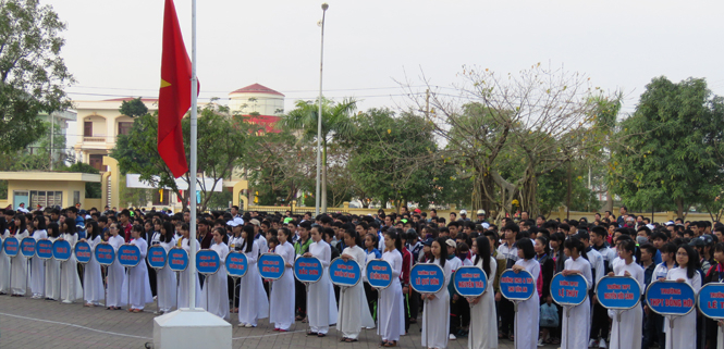 Học sinh, sinh viên nghèo được miễn, giảm học phí và hỗ trợ chi phí học tập.