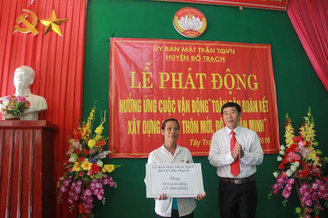 Đại diện lãnh đạo Uỷ ban MTTQVN huyện Bố Trạch trao quà cho hộ nghèo trên địa bàn xã Tây Trạch.