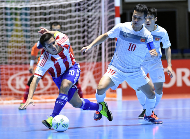 Các cầu thủ futsal VN (phải) tỏ ra quá yếu ớt trước Paraguay. Ảnh: QUANG THẮNG