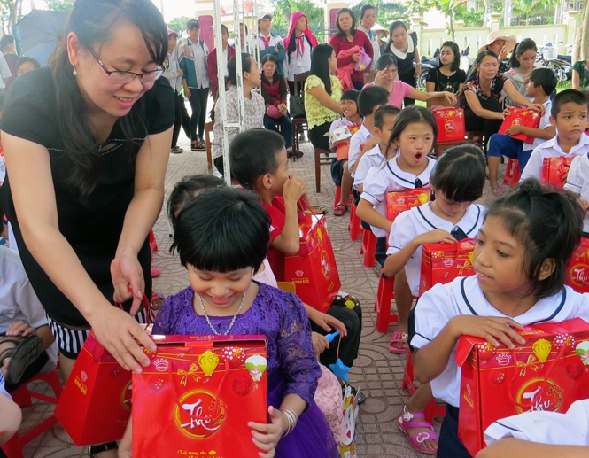 Chị Nguyễn Thị Minh, Chủ tịch Hội đồng Đội tỉnh trao quà trung thu cho các em thiếu nhi tại Trung tâm nuôi dạy trẻ khuyết tật thành phố Đồng Hới.