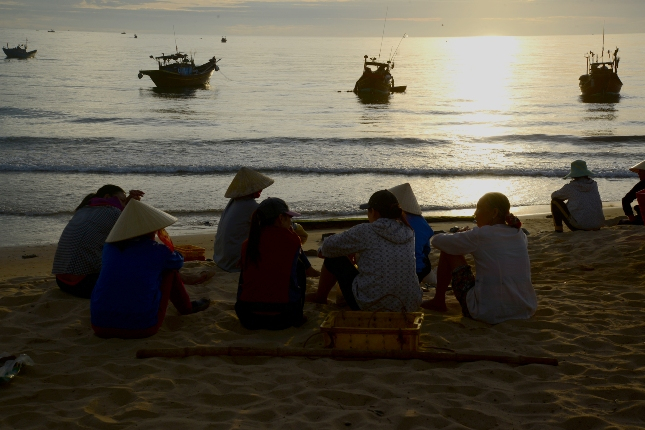 Thưa thớt vài người ra đợi tàu đánh bắt xa bờ trở về để thu mua