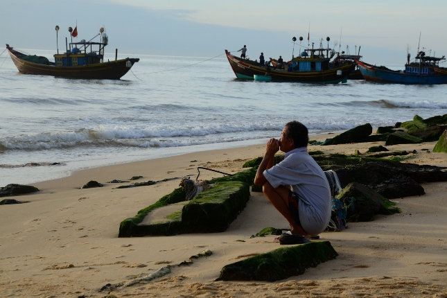 Một người đàn ông nhớ biển, nhìn ra biển khơi tiếc nuối