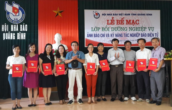 Các học viên nhận chứng chỉ hoàn thành lớp bồi dưỡng nghiệp vụ Ảnh báo chí và kỹ năng tác nghiệp Báo điện tử