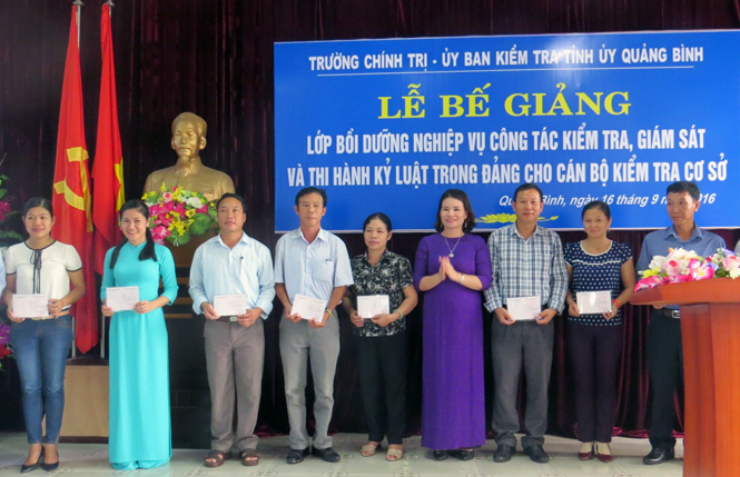 Đại diện lãnh đạo Trường Chính trị tỉnh trao giấy chứng nhận cho các học viên đã hoàn thành khóa bồi dưỡng.