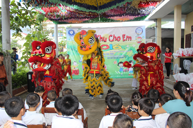 Tiết mục biểu diễn múa lân sư rồng do các anh chị đến từ Nhà Thiếu nhi tỉnh thể hiện.