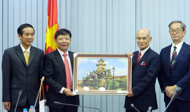 Đồng chí Trần Công Thuật, Phó Bí thư Thường trực Tỉnh uỷ, Trưởng đoàn đại biểu Quốc hội tỉnh và đồng chí Nguyễn Hữu Hoài, Phó Bí thư Tỉnh uỷ, Chủ tịch UBND tỉnh tặng quà lưu niệm cho Đoàn công tác tỉnh Hyogo.