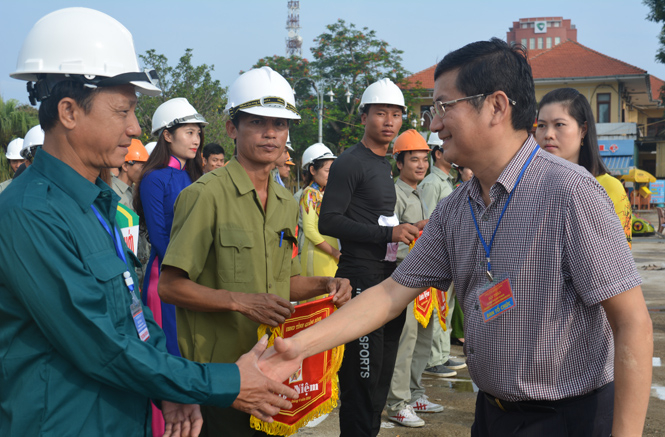 Đồng chí Trần Tiến Dũng, Tỉnh ủy viên, Phó Chủ tịch UBND tỉnh, Trưởng Ban tổ chức chỉ đạo hội thao trao cờ lưu niệm cho các đội tham gia hội thao. 