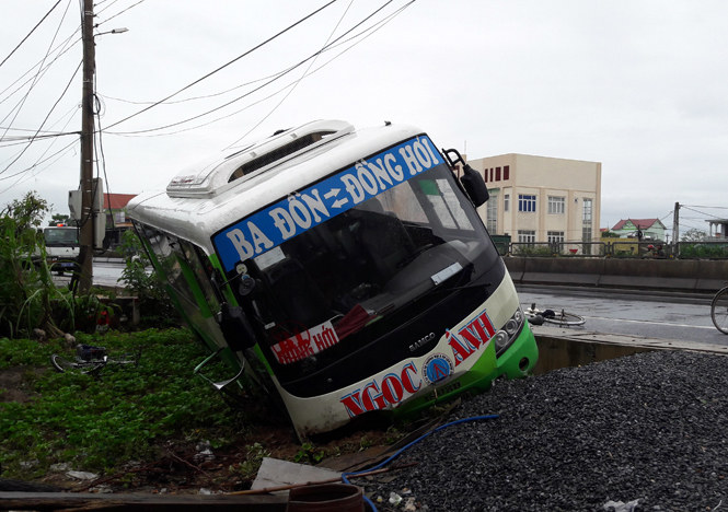 Sau khi tông vào các em học sinh chiếc xe buýt lao vào một nhà dân bên đường rồi mới dừng lại.