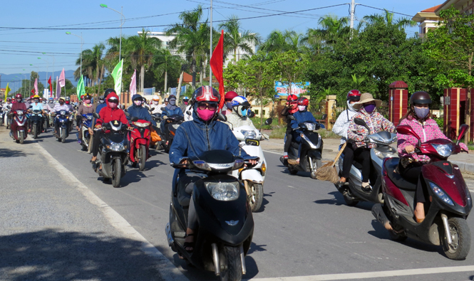 Hội viên phụ nữ diễu hành hưởng ứng Chiến dịch làm cho thế giới sạch hơn năm 2016.