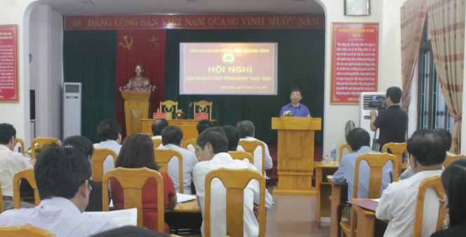 Đồng chí Nguyễn Hữu Hoài, Phó Bí thư Tỉnh ủy, Chủ tịch UBND tỉnh phát biểu tại hội nghị