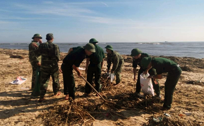 Cán bộ, chiến sĩ Đồn Biên phòng Nhật Lệ tham gia dọn dẹp vệ sinh môi trường dọc bò biển