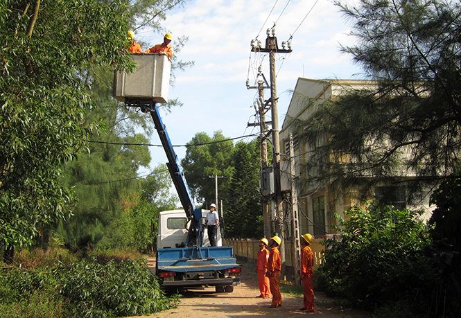 Điện lực Đồng Hới phát quang hành lang lưới điện trước mùa mưa bão.